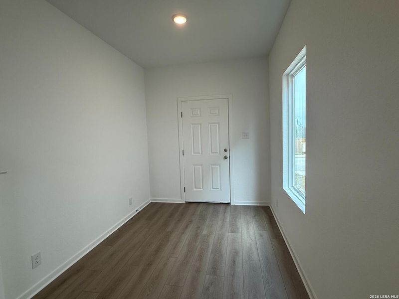 Spacious, unfurnished interior of a new home in Hennersby Hollow, San Antonio (Image 16).