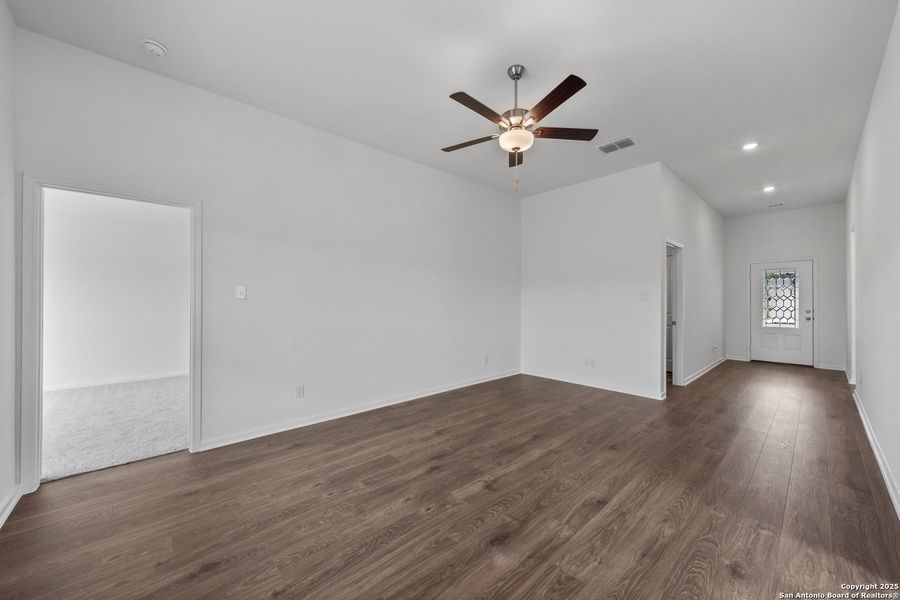 Spacious, unfurnished interior of a new home in Rosewood Estates, Lytle (Image 16).