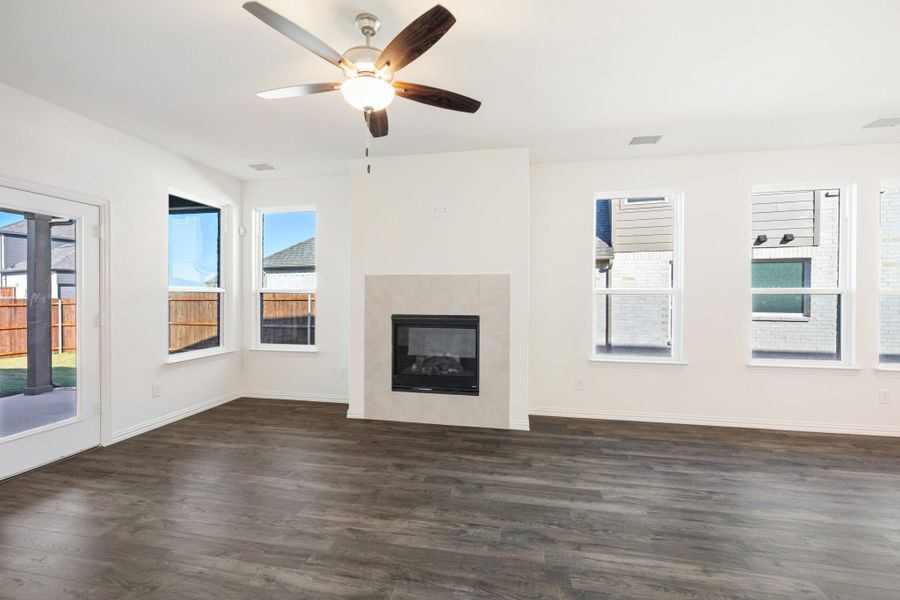 Spacious, unfurnished interior of a new home in Edgewater, Fate (Image 25).