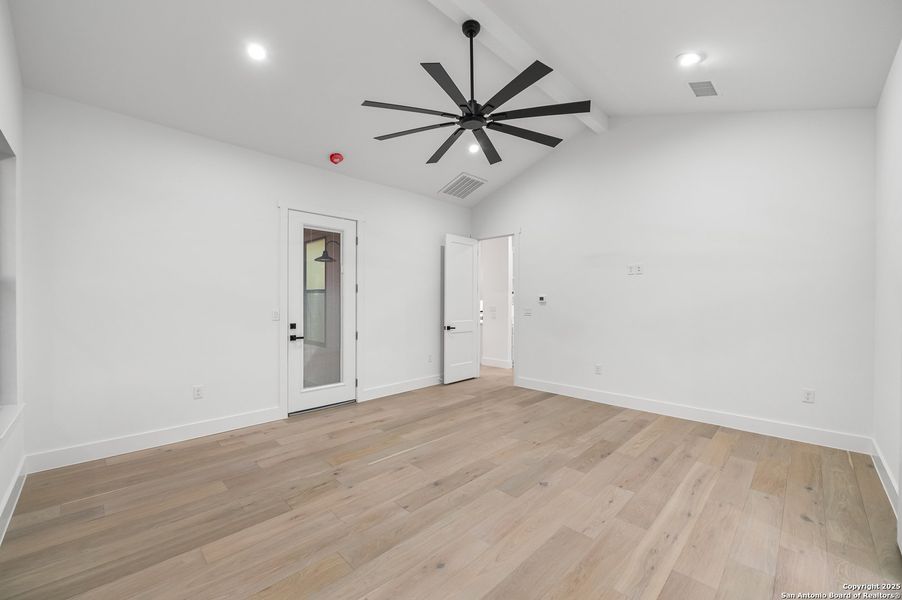 Spacious, unfurnished interior of a new home in , Bandera (Image 38).