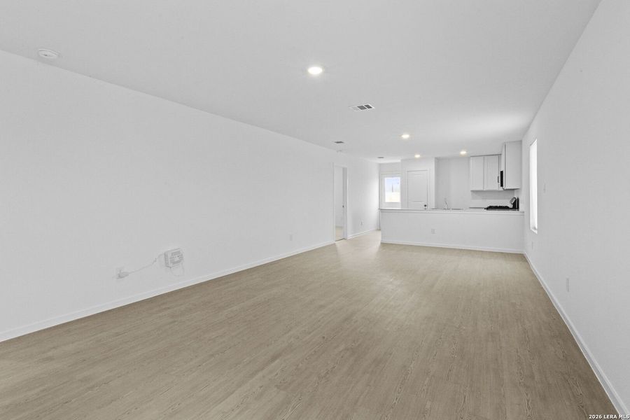 Spacious, unfurnished interior of a new home in Spring Grove, San Antonio (Image 18).
