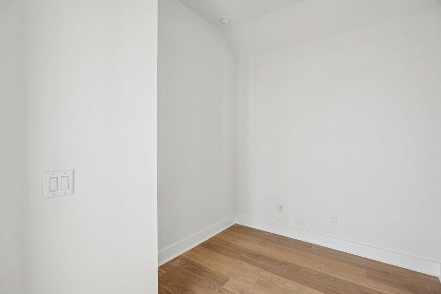 Spacious, unfurnished interior of a new home in Persimmon, Buda (Image 18).