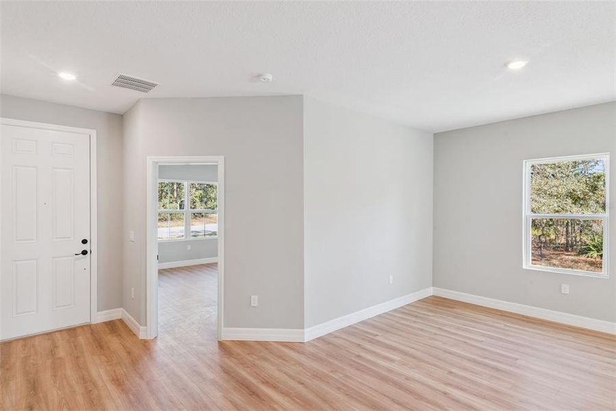 Spacious, unfurnished interior of a new home in , Homosassa (Image 14).