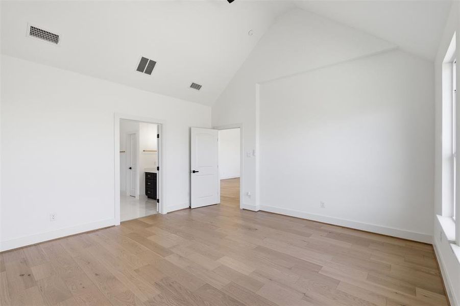 Spacious, unfurnished interior of a new home in , Sherman (Image 20).