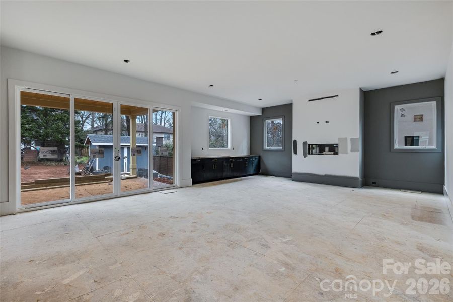 Open large Livingroom with built-in and fireplace.