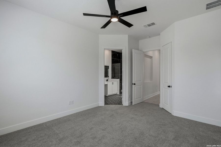Spacious, unfurnished interior of a new home in Rose Hill, San Antonio (Image 29).