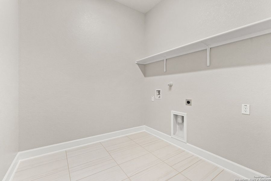 Spacious, unfurnished interior of a new home in Ventana, Bulverde (Image 29). Spacious, unfurnished interior of a new home in Ventana, Bulverde (Image 29).