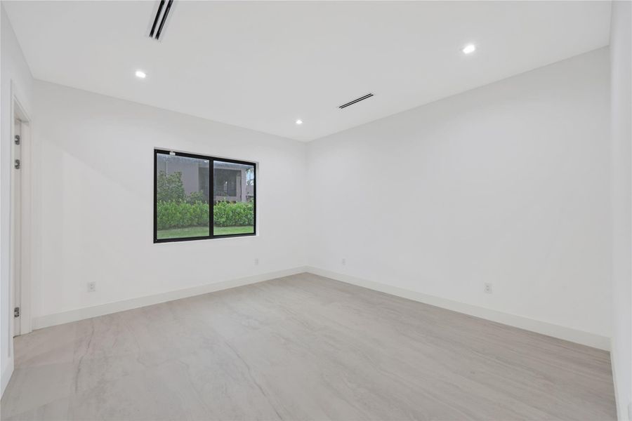 Spacious, unfurnished interior of a new home in , Parkland (Image 22).