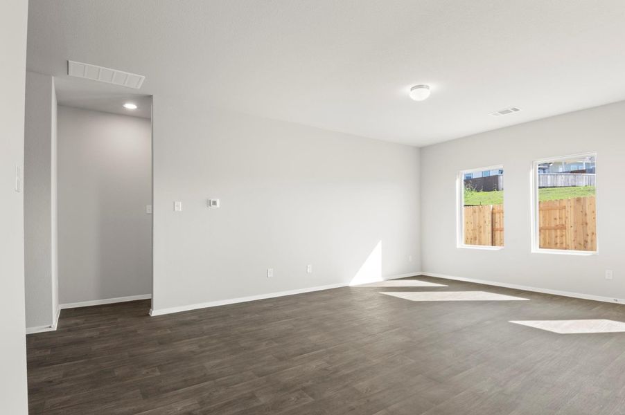 Spacious, unfurnished interior of a new home in Cloverleaf, Austin (Image 34).