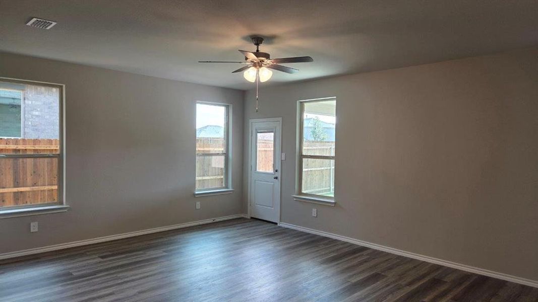 Spacious, unfurnished interior of a new home in Trails of Elizabeth Creek, Fort Worth (Image 12).