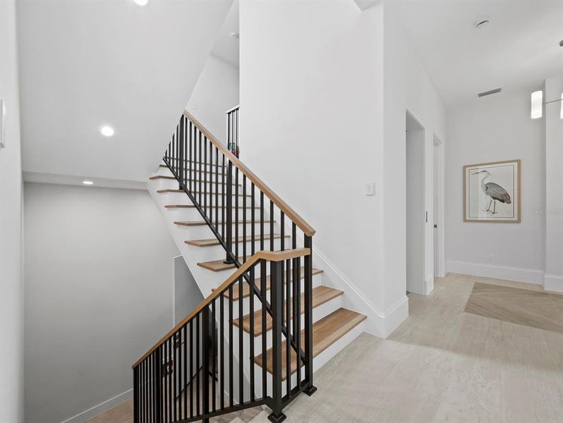 Spacious, unfurnished interior of a new home in , Sarasota (Image 22).