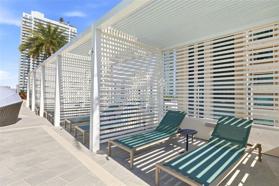 Condo located in St. Petersburg, FL showcasing its design and architecture (Image 35).