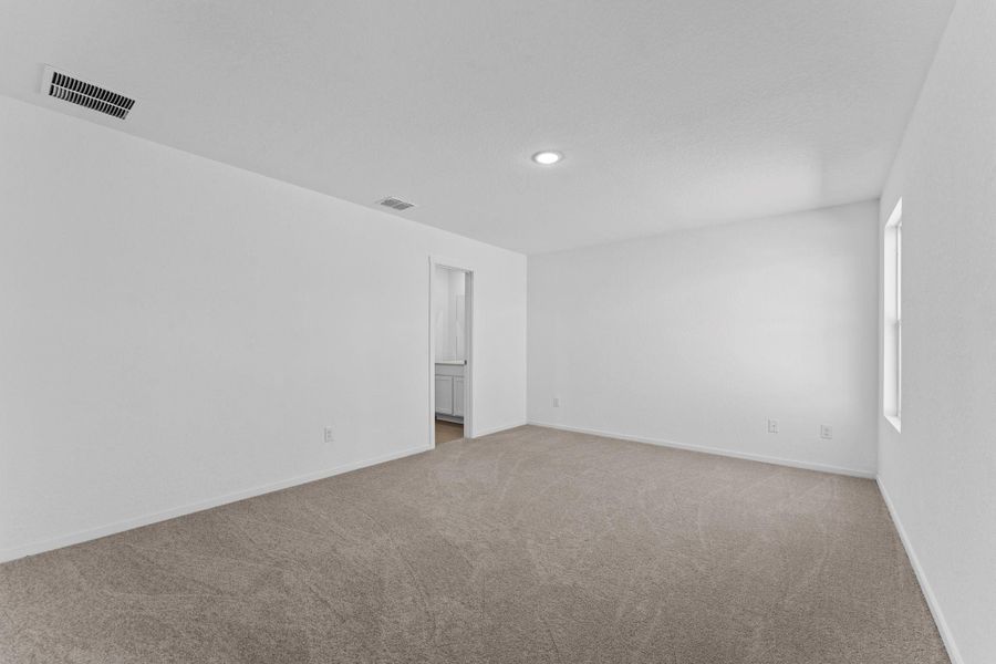 Spacious, unfurnished interior of a new home in Friendship Oaks, Fredericksburg (Image 23).