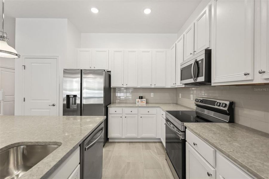Furnished interior view inside a new home in , Orlando (Image 29).