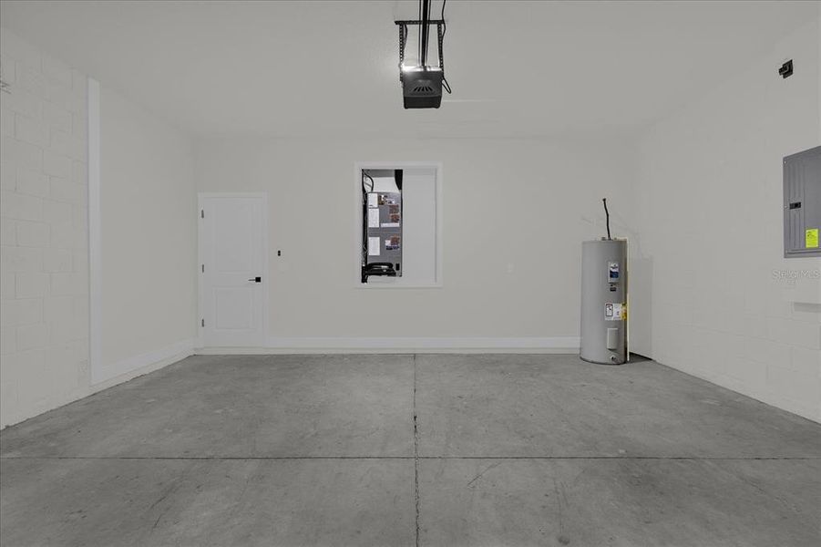 Spacious, unfurnished interior of a new home in , Citrus Springs (Image 28).