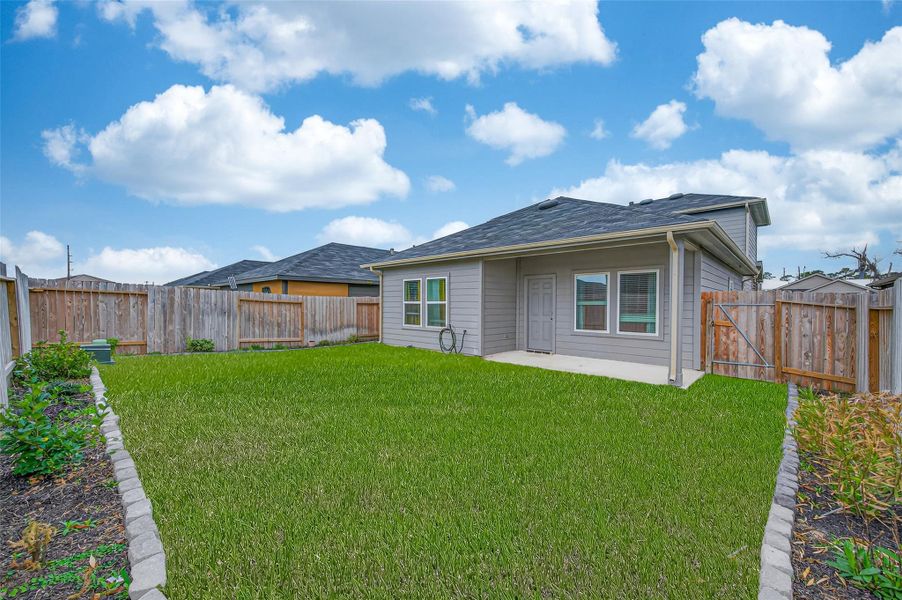 Exterior details and patio area of a home in Legacy Park, Houston (Image 3).