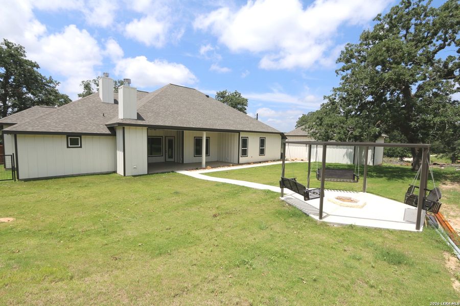Exterior details and patio area of a home in , La Vernia (Image 46).