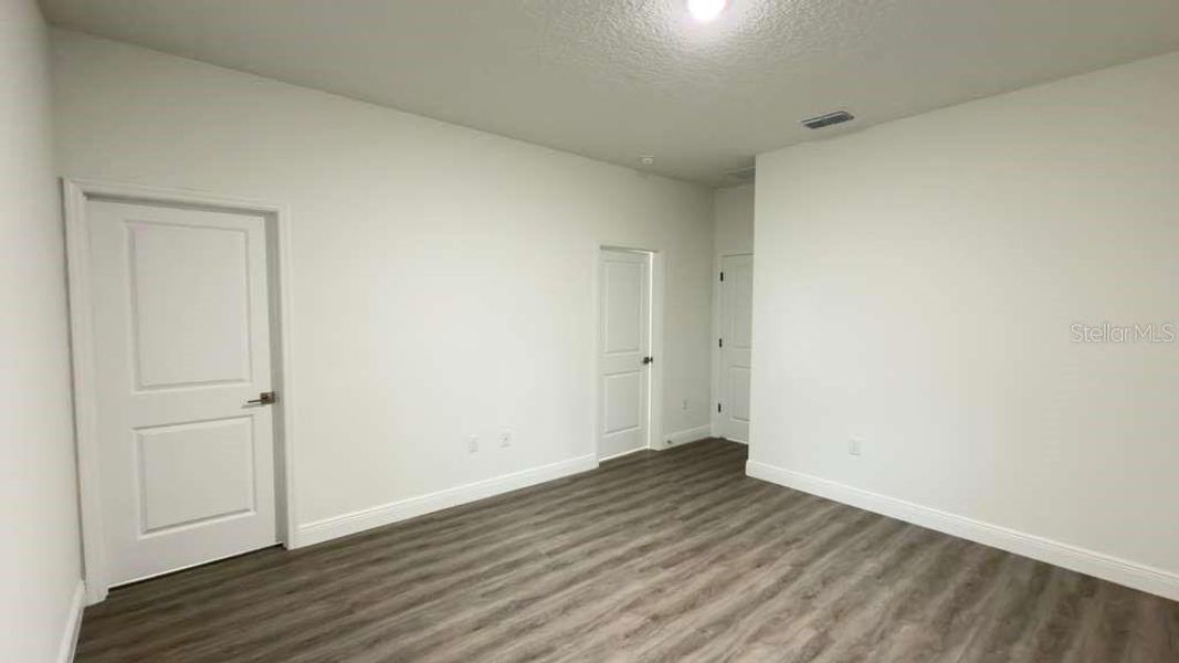 Spacious, unfurnished interior of a new home in , Citrus Springs (Image 9).