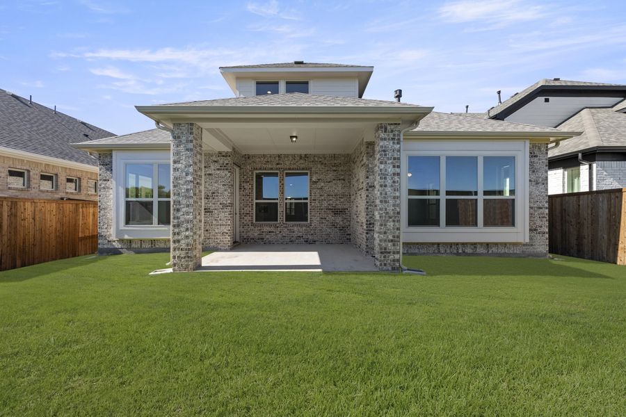Exterior details and patio area of a home in Lake Shore Village, Rowlett (Image 20).