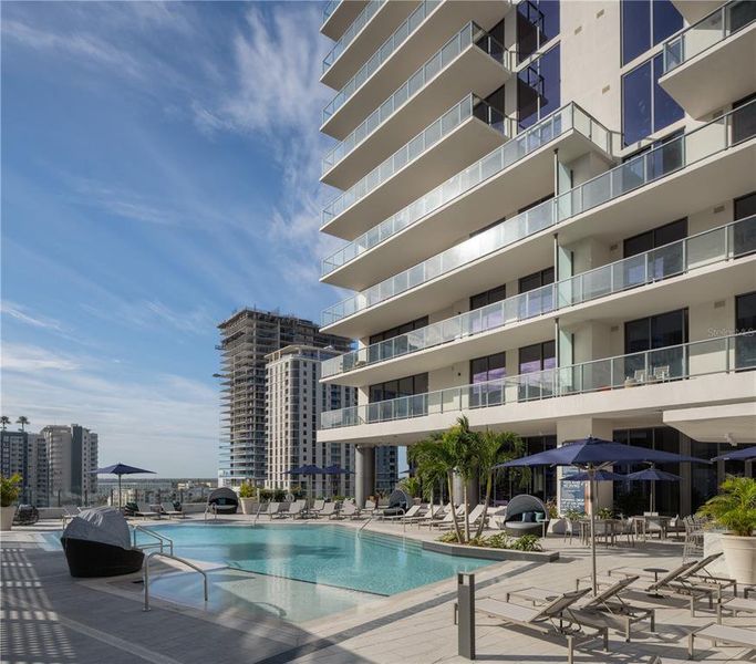 Condo located in St. Petersburg, FL showcasing its design and architecture (Image 5).