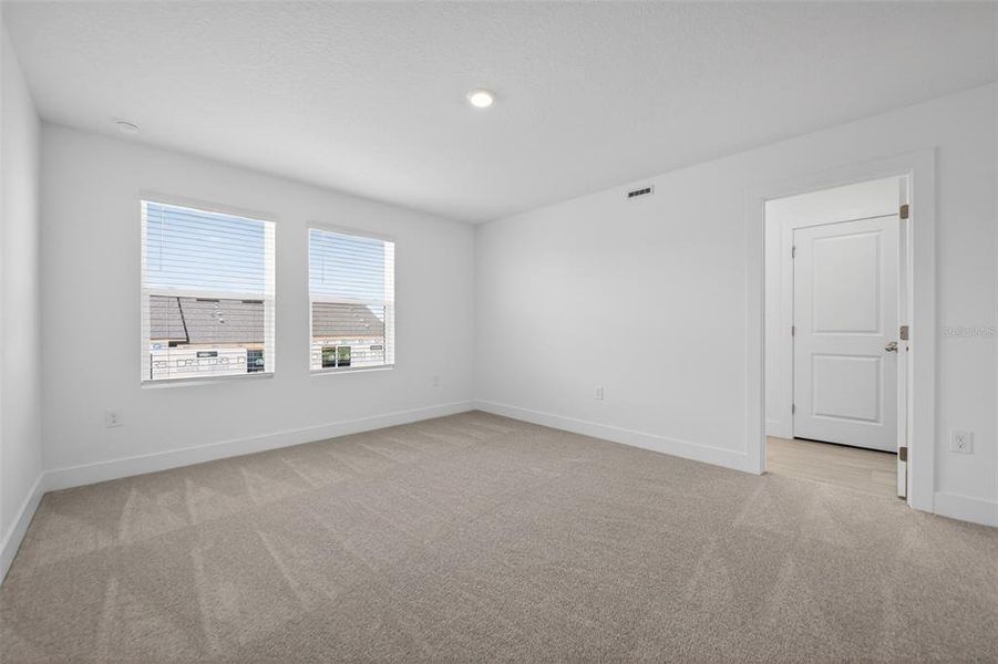 Spacious, unfurnished interior of a new home in , Winter Garden (Image 23).