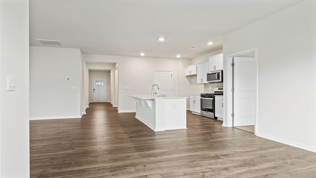 Spacious, unfurnished interior of a new home in Woodglen, Piedmont (Image 18).