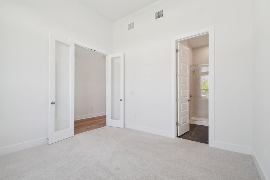 Spacious, unfurnished interior of a new home in Persimmon, Buda (Image 18).