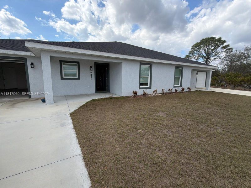 Exterior details and patio area of a home in , Sebring (Image 28).