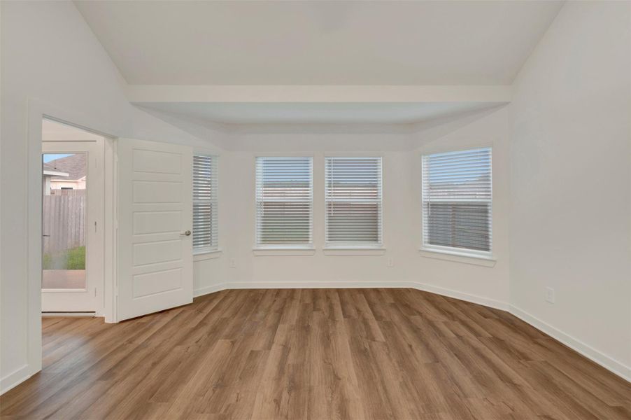 Spacious, unfurnished interior of a new home in Lone Star Landing, Montgomery (Image 27).