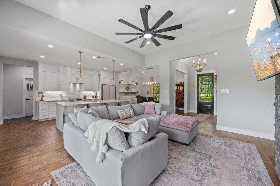 Furnished interior view inside a new home in , Anahuac (Image 17).