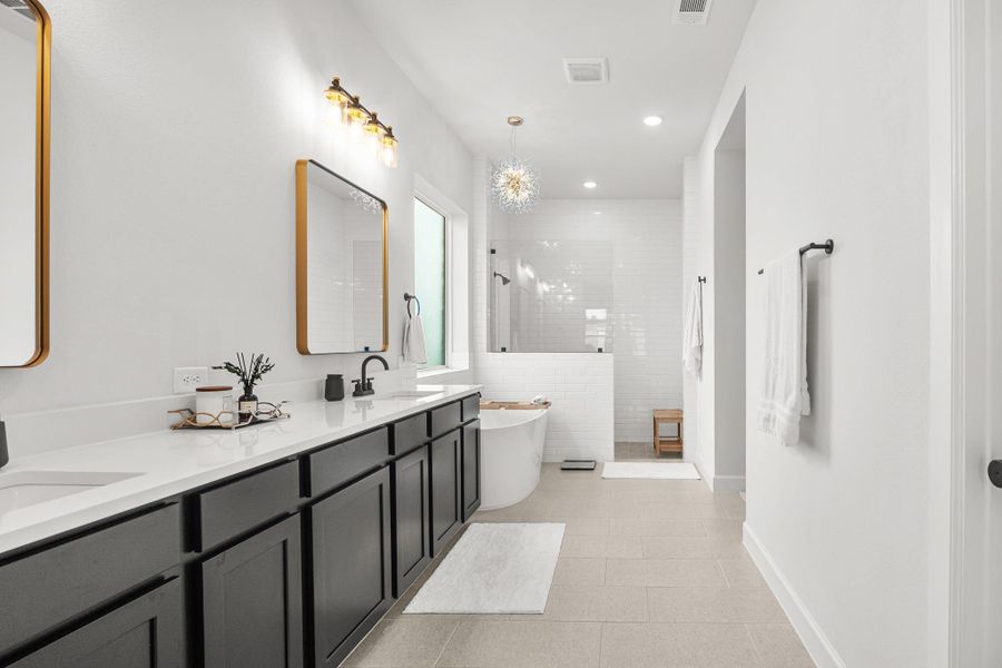 Primary bath. Dbl sinks. Walk in closet.