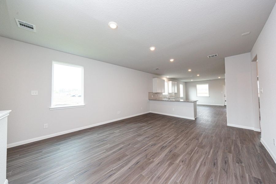 Spacious, unfurnished interior of a new home in Cliffstone Hills, Conroe (Image 20).