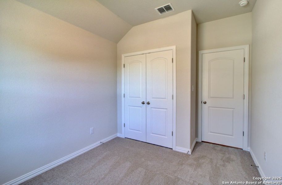 Spacious, unfurnished interior of a new home in Sunflower Ridge, New Braunfels (Image 12).