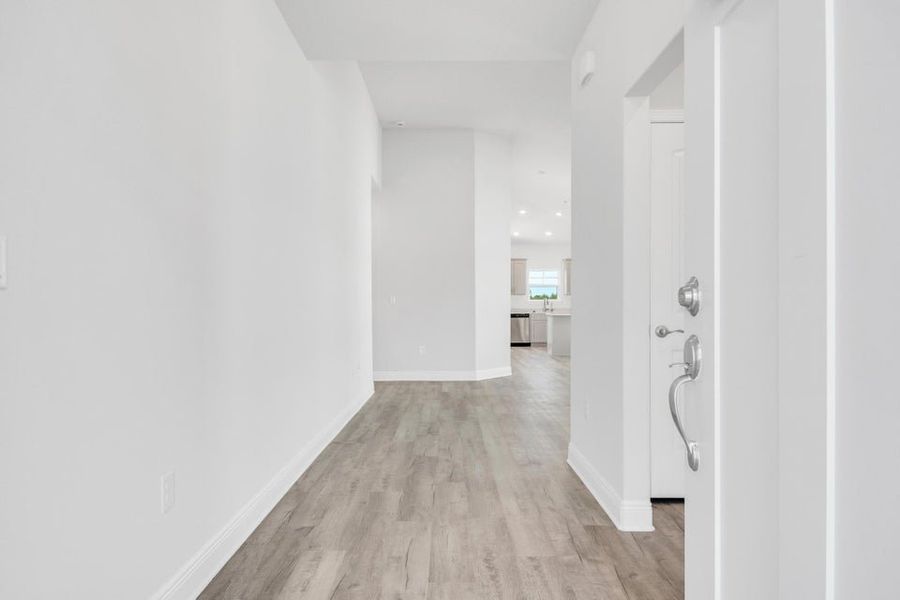 Spacious, unfurnished interior of a new home in The Bluffs at Lafayette, Freeport (Image 10).