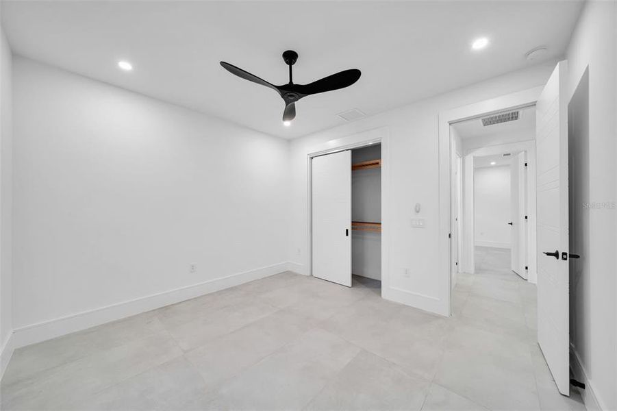 Spacious, unfurnished interior of a new home in , Cape Coral (Image 22).