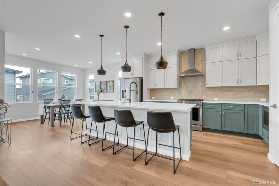 Beautiful kitchen ideal for entertaining!