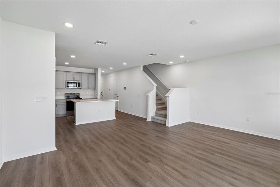 Spacious, unfurnished interior of a new home in Twin Oaks, Zephyrhills (Image 12).