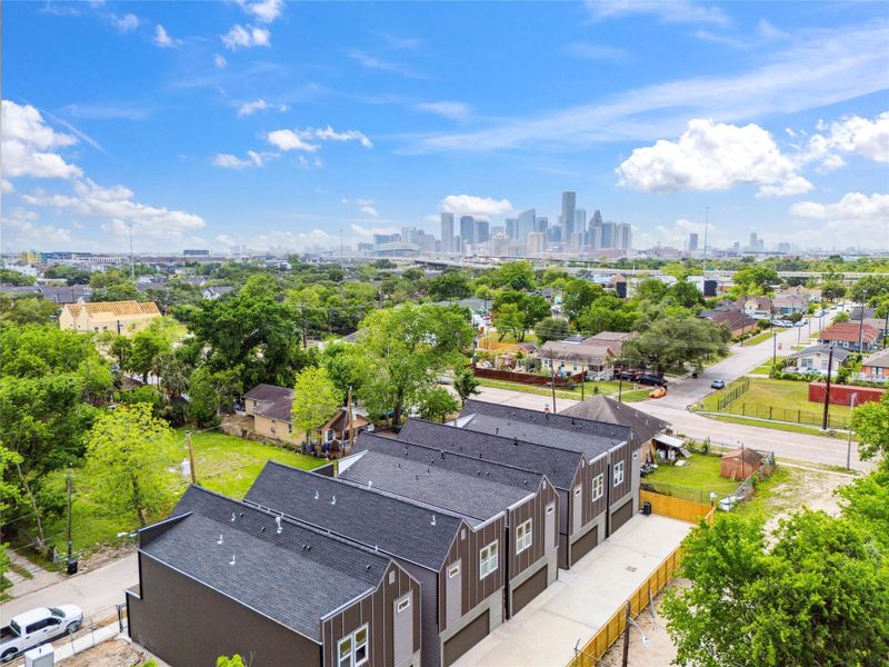 Approximately 1.5 miles from Houston’s Central Business District, providing easy access to major employment centers and city attractions. Approximately 1.5 miles from Houston’s Central Business District, providing easy access to major employment centers and city attractions.
