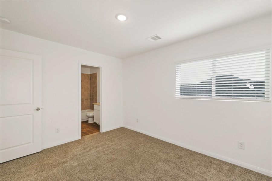 Spacious, unfurnished interior of a new home in Marie Village, Conroe (Image 19).