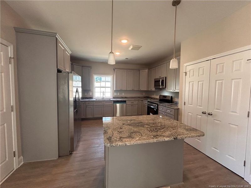 Kitchen Island w/breakfast bar