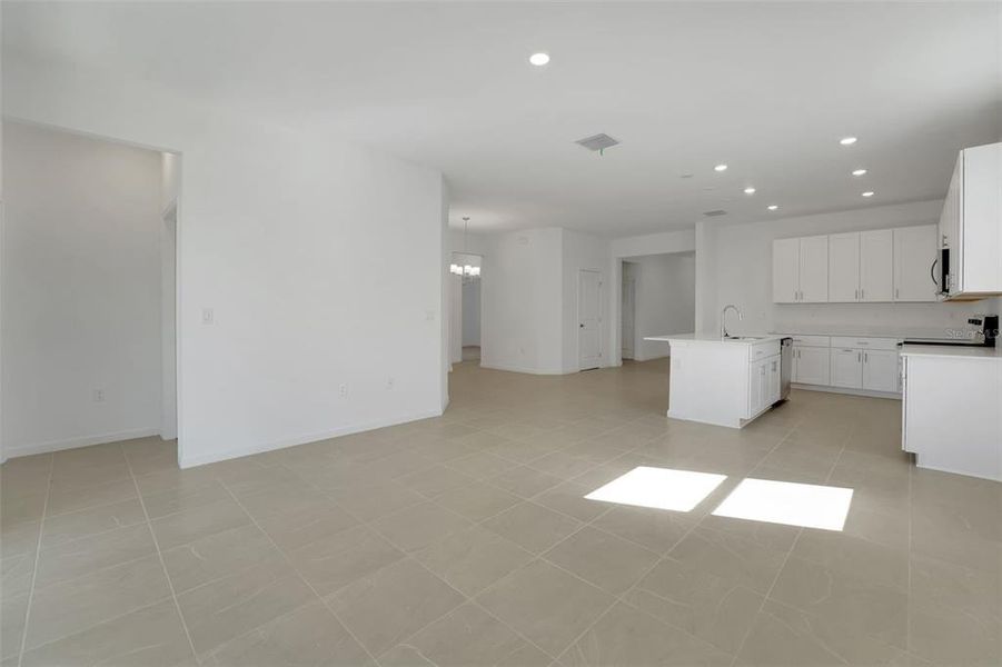 Spacious, unfurnished interior of a new home in Willowbrook North, Winter Haven (Image 32).