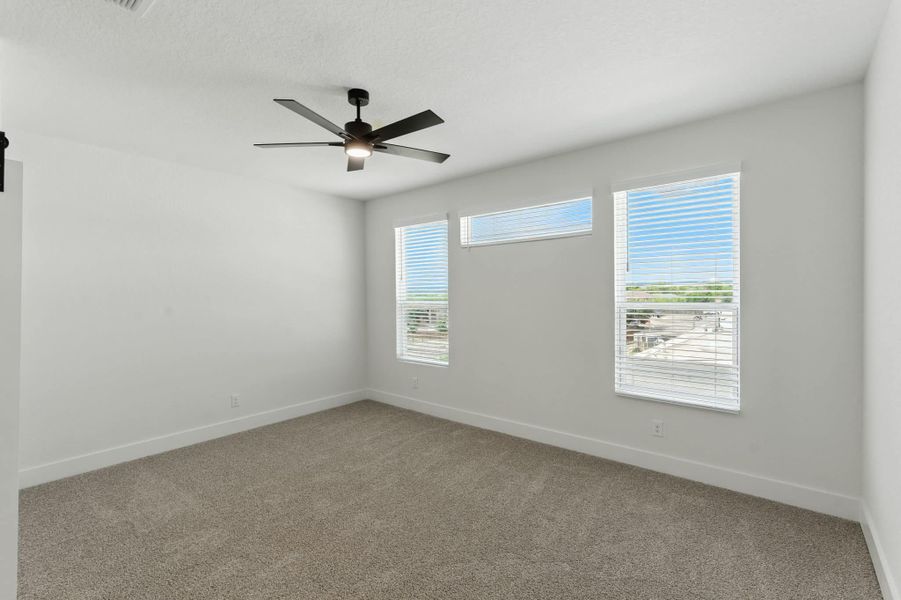 Spacious, unfurnished interior of a new home in Rose Hill, San Antonio (Image 12).