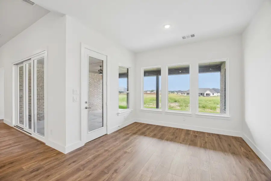 Spacious, unfurnished interior of a new home in Lakeway Estates, Waxahachie (Image 21).