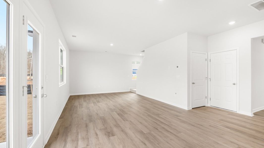 Spacious, unfurnished interior of a new home in Oakleigh Glen, Dallas (Image 18).
