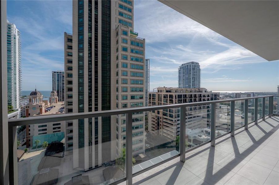 Condo located in St. Petersburg, FL showcasing its design and architecture (Image 35).