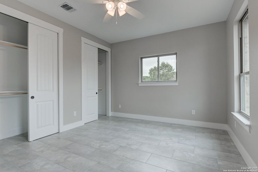 Spacious, unfurnished interior of a new home in , Bandera (Image 18).