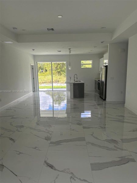 Spacious, unfurnished interior of a new home in , Lehigh Acres (Image 12).