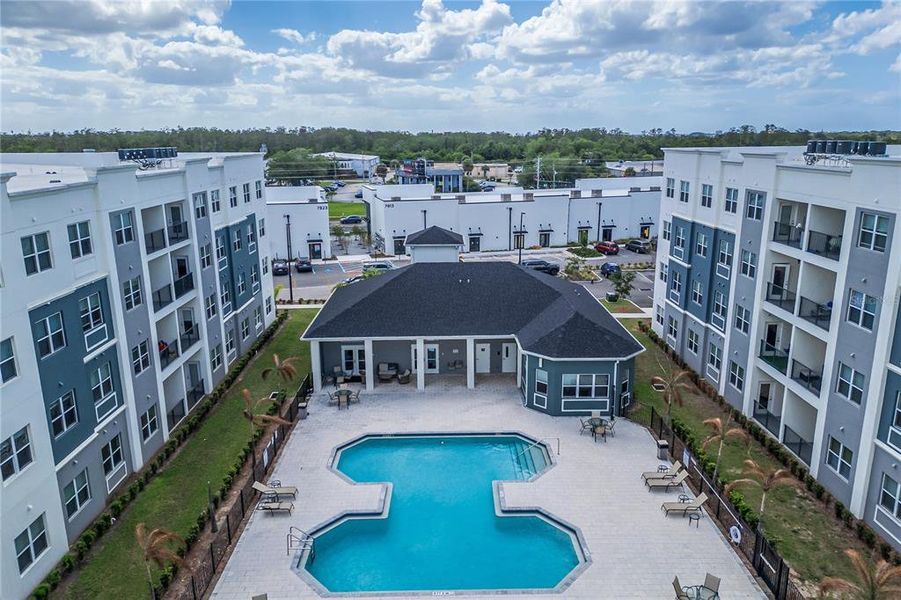 Condo located in Orlando, FL showcasing its design and architecture (Image 3).