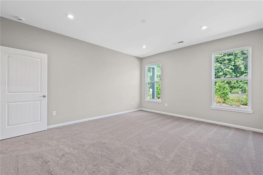 Spacious, unfurnished interior of a new home in Laurel Farms, Dallas (Image 23).