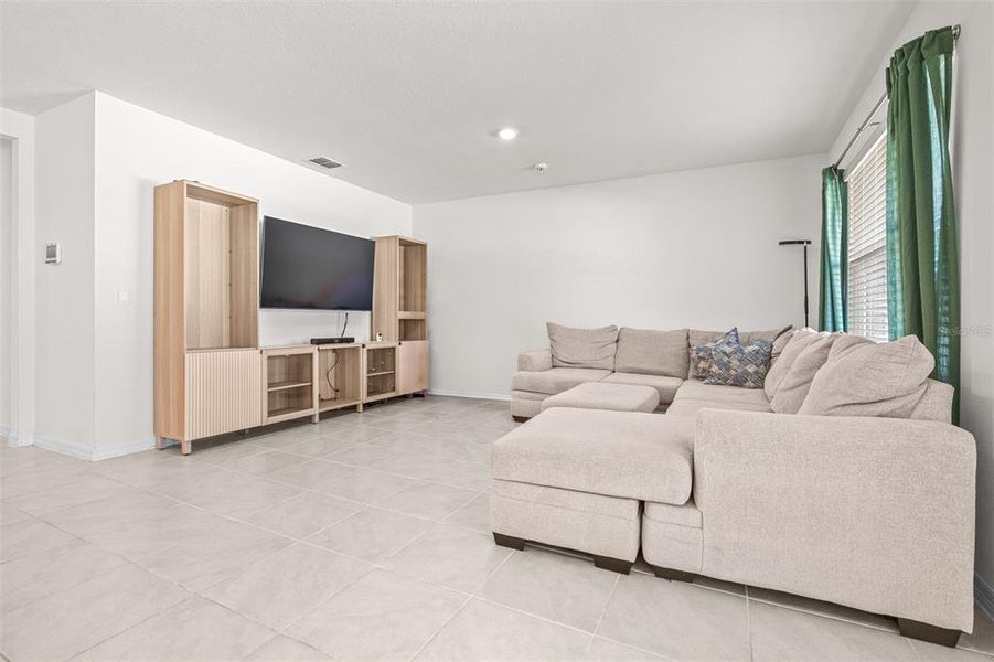 Furnished interior view inside a new home in , Bartow (Image 15).